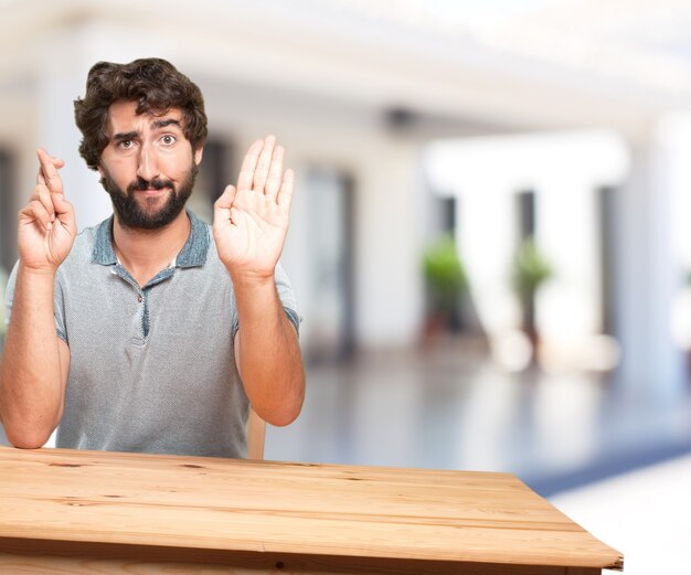 jonge man op een tafel. bezorgde uitdrukking