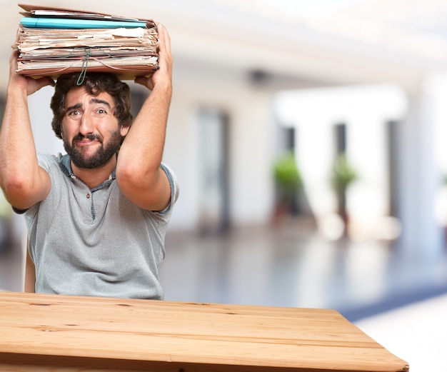 jonge man op een tafel. bezorgde uitdrukking