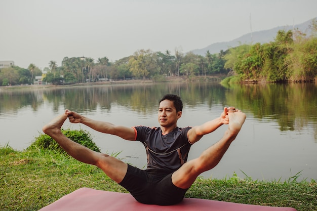 Gratis foto jonge man op yoga poseren