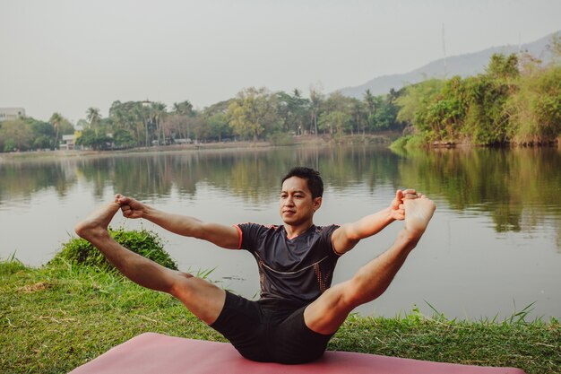 Jonge man op yoga poseren