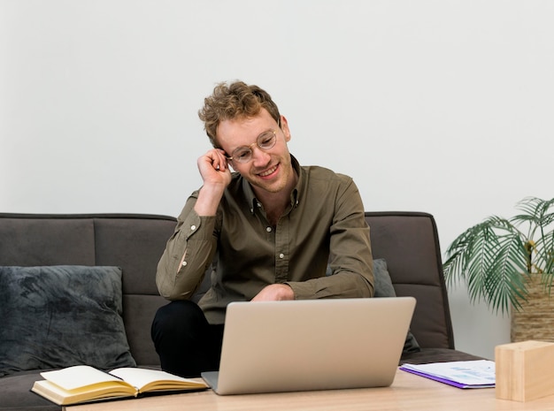 Jonge man praten met zijn collega's in een online vergadering