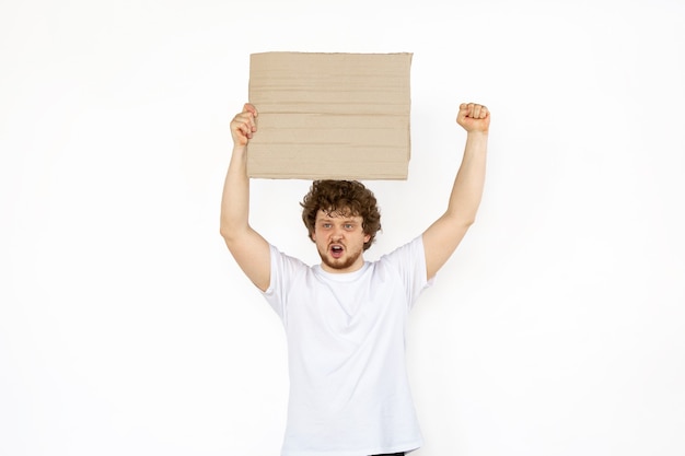 Jonge man protesteert met een leeg bord