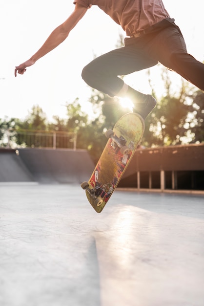 Gratis foto jonge man skateboarden in de straat