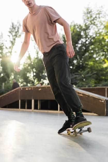 Jonge man skateboarden in de straat
