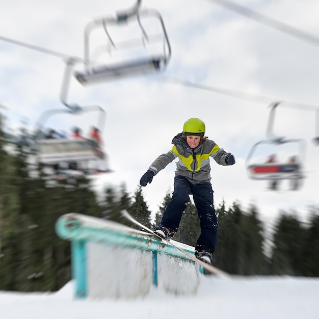 Jonge man snowboarden in skiresort