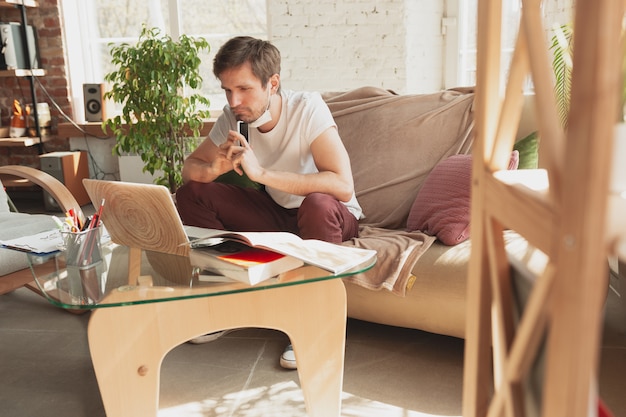 Gratis foto jonge man studeren thuis tijdens online cursussen