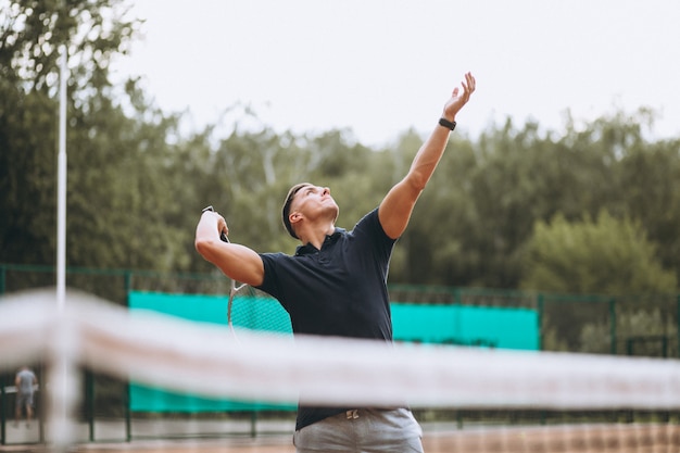 Jonge man tennissen op het veld