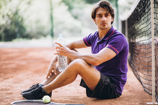 Jonge man tennisspeler aan het hof