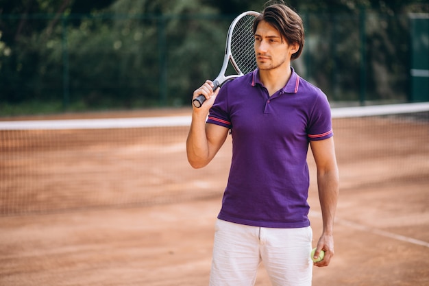 Jonge man tennisspeler aan het hof