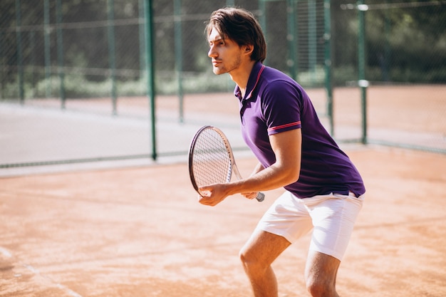 Jonge man tennisspeler aan het hof