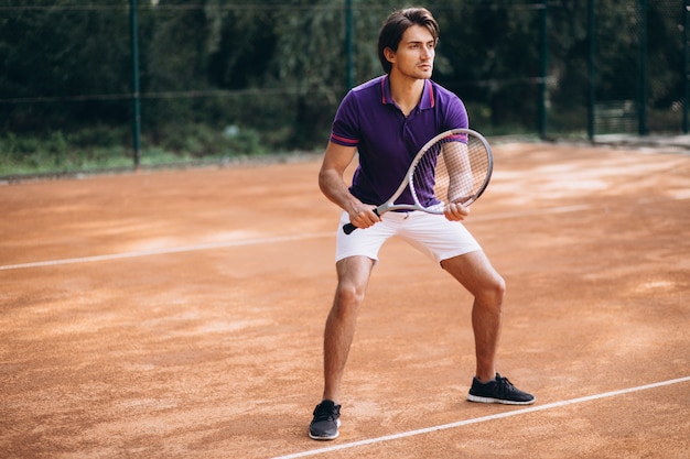 Jonge man tennisspeler aan het hof