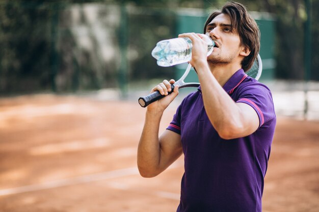 Jonge man tennisspeler aan het hof