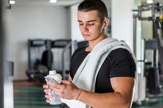 Jonge man training in de sportschool