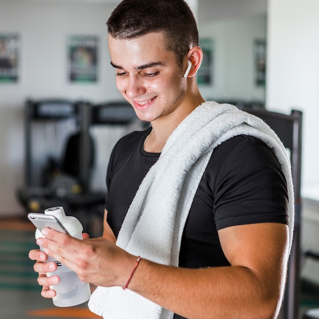 Gratis foto jonge man training in de sportschool