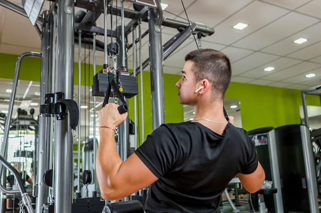 Jonge man training in de sportschool