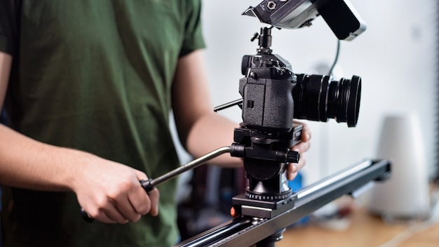 Jonge man van de maker van inhoud filmen met camera op schuifregelaar, professionele rig