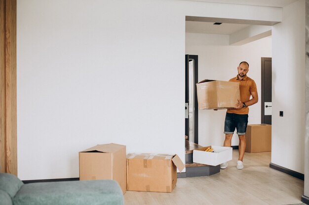 Jonge man verhuizen naar een nieuw huis