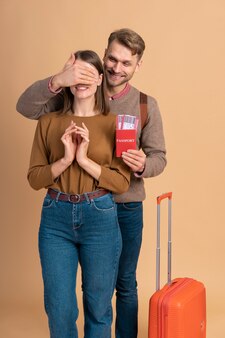 Jonge man verrassende vriendin met paspoort en vliegtickets voor op reis