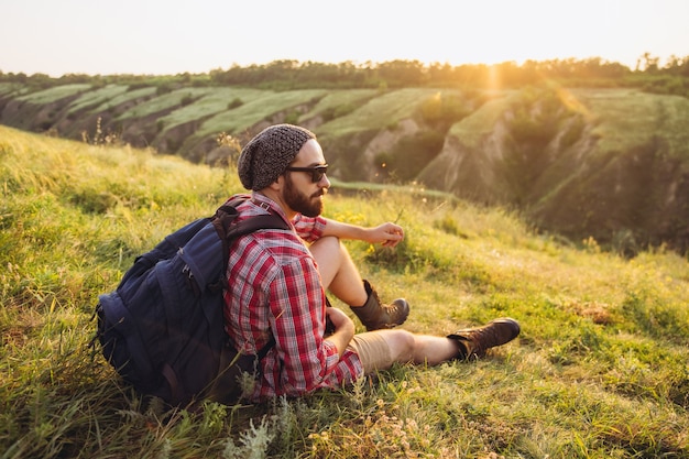 Jonge man wandelen samen wandelen tijdens de picknick in het zomerbos