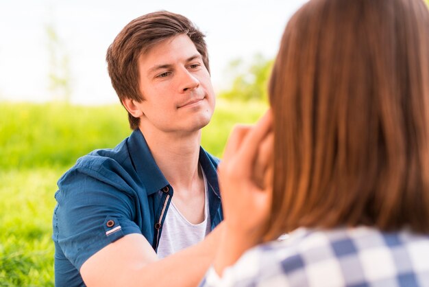 Jonge man zachtjes strelen vrouw Wang