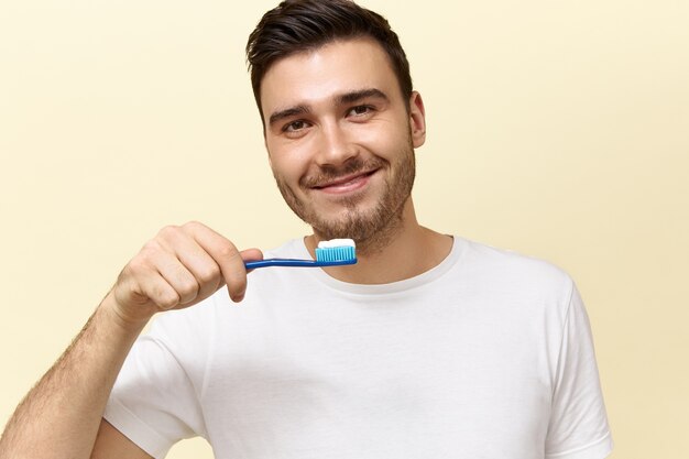 Jonge man zijn tanden poetsen
