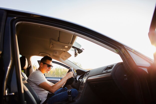 Jonge man zit in de auto