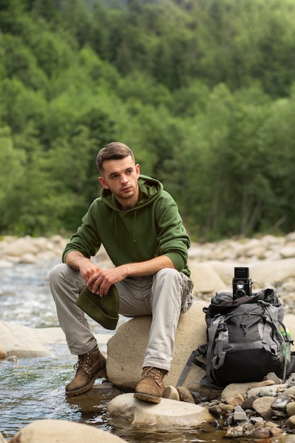 Gratis foto jonge mannelijke reiziger die geniet van een landelijke omgeving