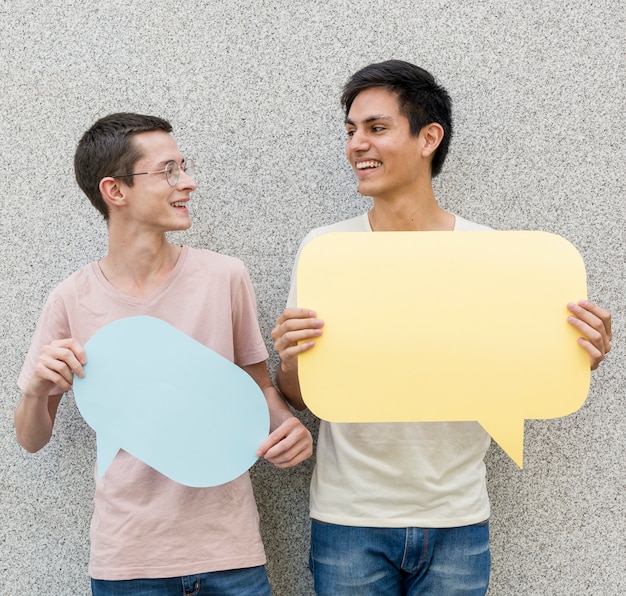 Jonge mannen die tekstballonnen houden