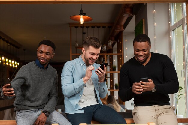 Jonge mannen kijken naar mobiele telefoons