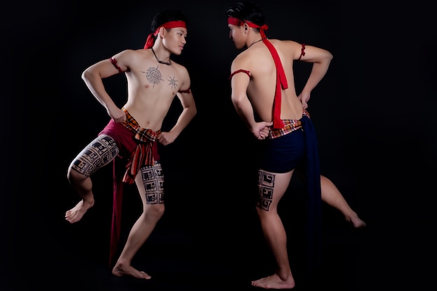 jonge mannen uit Thailand doen een traditionele dans