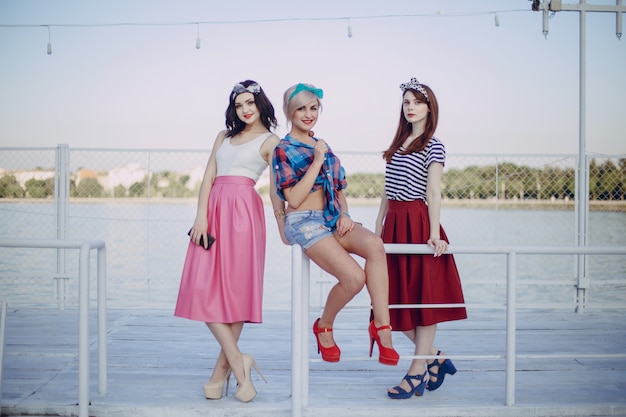 Jonge meisjes die zich voordeed op een balustrade van een zeehaven