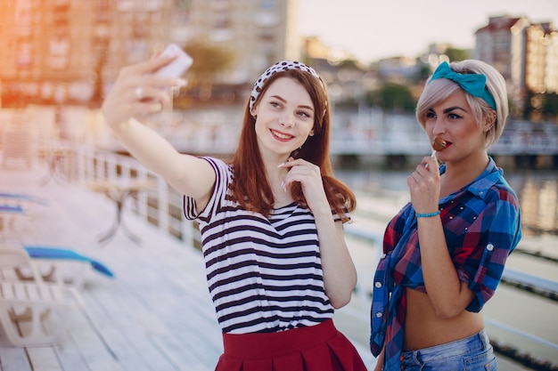 Jonge meisjes poseren voor een selfie al atardecer