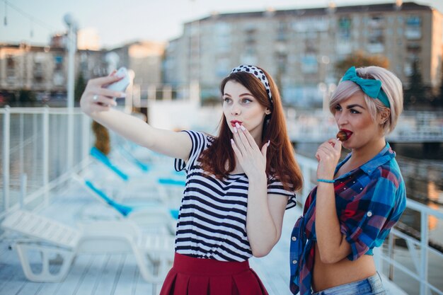 Jonge meisjes poseren voor een selfie