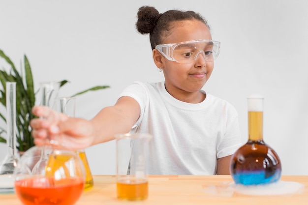 Jonge meisjeswetenschapper die met drankjes experimenteert