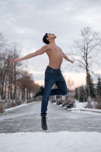 Jonge mens die ballet uitvoert openlucht