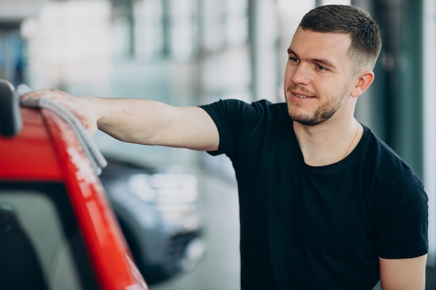 Jonge mens die zijn auto met vod oppoetst