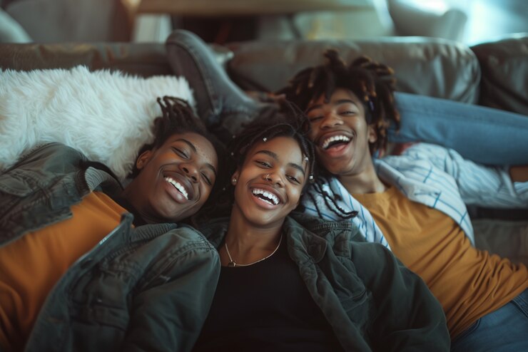 Gratis Foto jonge mensen die samen ontspannen