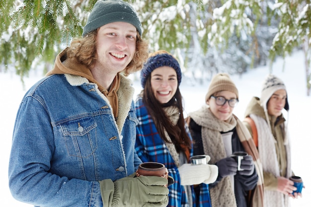 Jonge mensen genieten van de wintervakantie