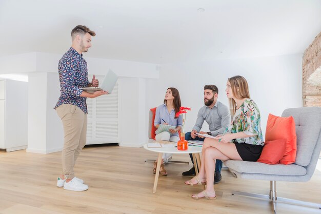 Jonge mensen luisteren naar collega&#39;s