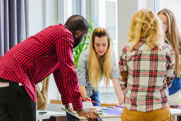 Jonge mensen maken nieuw project