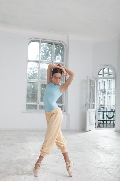 Jonge moderne balletdanser poseren op witte achtergrond