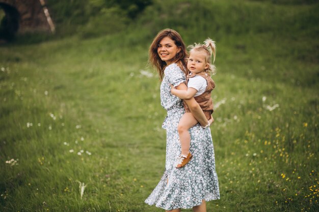 Jonge moeder met dochtertje in park