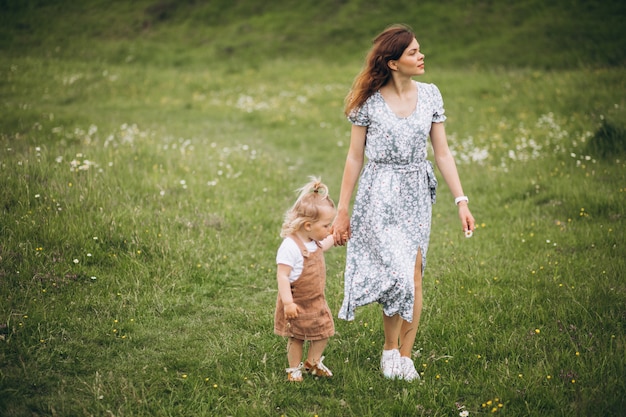 Jonge moeder met dochtertje in park