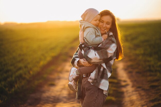 Jonge moeder met dochtertje op de zonsondergang