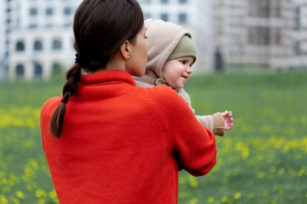 Gratis foto jonge moeder met haar kind