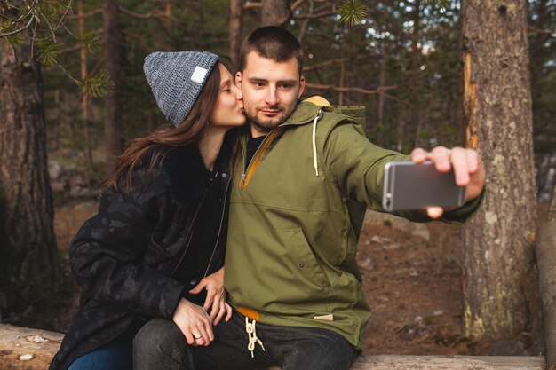 Jonge mooie hipster man en vrouw die verliefd zijn en samen reizen in de wilde natuur.
