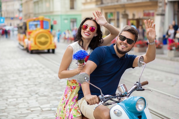 Jonge mooie hipster paar rijden op motor stadsstraat