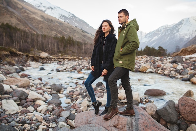 Jonge mooie hipster paar verliefd, wandelen langs de rivier, wilde natuur, wintervakantie