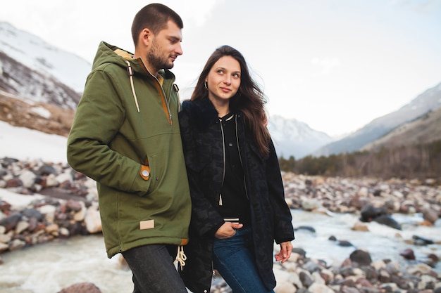 Jonge mooie hipster paar verliefd, wandelen langs de rivier, wilde natuur, wintervakantie