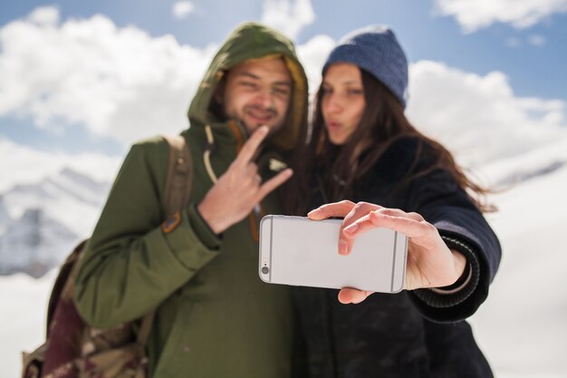 Jonge mooie hipster paar wandelen in de bergen, wintervakantie reizen, man vrouw verliefd